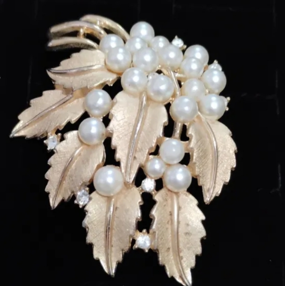 Vintage Crown Trifari Gold Tone Rhinestone Faux Pearl Leaf Brooch